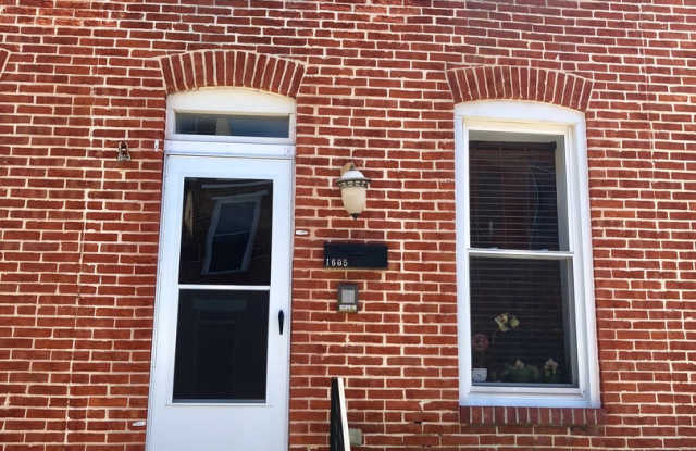 Charming 2 Bedroom/1.5 Bathroom Townhome in Federal Hill w/ Rooftop Deck!