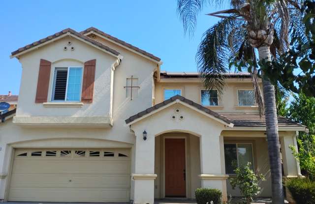 Spacious 6 Bedroom Home in North Merced - Solar Included!