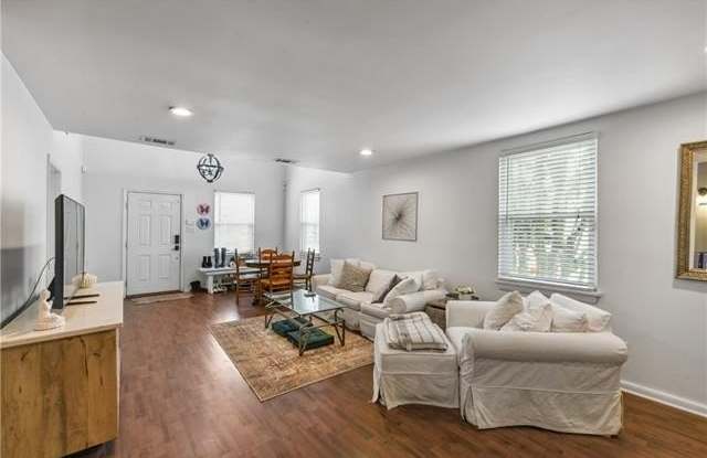 4843 COLISEUM Street