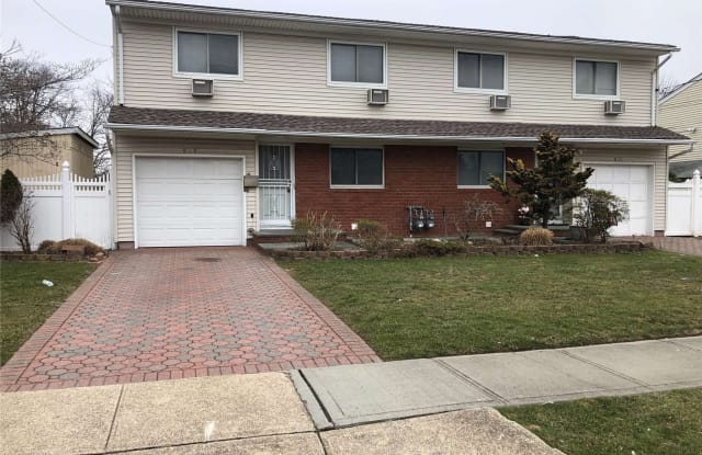 819 N Jefferson N - 819 North Jefferson Avenue, North Lindenhurst, NY 11757