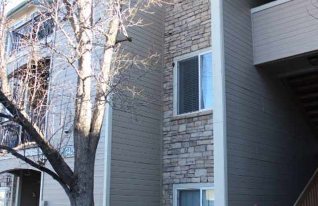 Littleton 2 br/2 ba Condo in Mountain Gate III!
