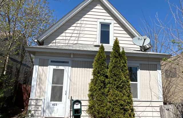 Spacious 3 bedroom 1 Bathroom House Available May 1st!