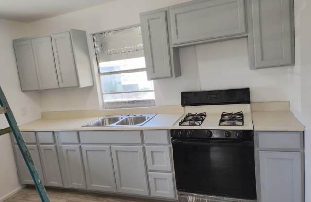 3212 San Salvador Street