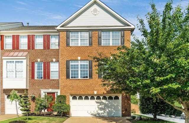 Superb 3 Bedroom And 3 Bathroom End Unit Townhome With Fenced Yard And 2 Car Garage In Ridgeleigh