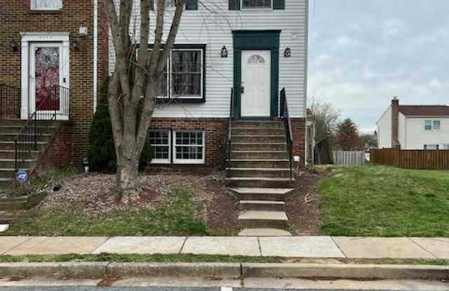 WELL MAINTAINED END UNIT TOWNHOUSE IN FARMBROOK