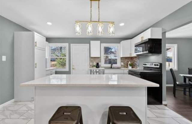 Charming 3BR House in Overland Park
