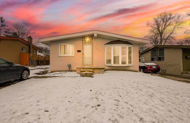 AVAILABLE NOW! Spacious 3-Bedroom Home with Functional Layout in Pontiac