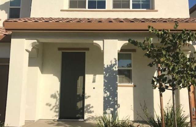 Beautiful home in Natomas, 3+2.5, 2-story, 2-car tandem garage, close to fwy & shopping