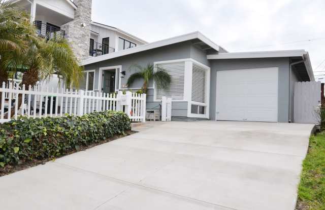4-Bedroom 2-Bath Open Kitchen Floorplan with Enclosed Front Yard
