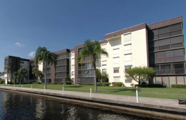 2/2  Beautiful Condo  in great community