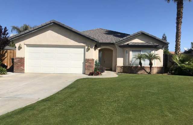 3 Bedroom 2 Bath Home with a Beautiful Sparkling Pool!!