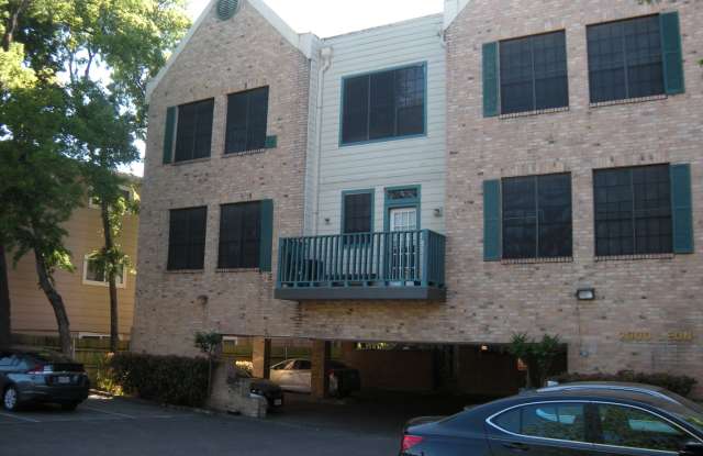 K606 - 2300 Leon #201