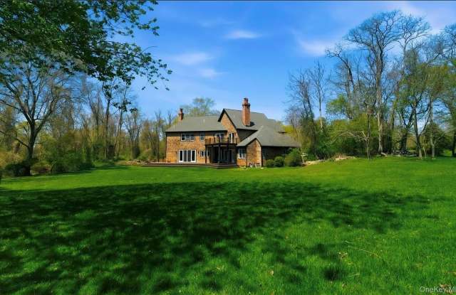 9 Locust Woods Drive