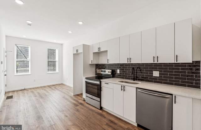 1125 W CUMBERLAND Street unit: 2