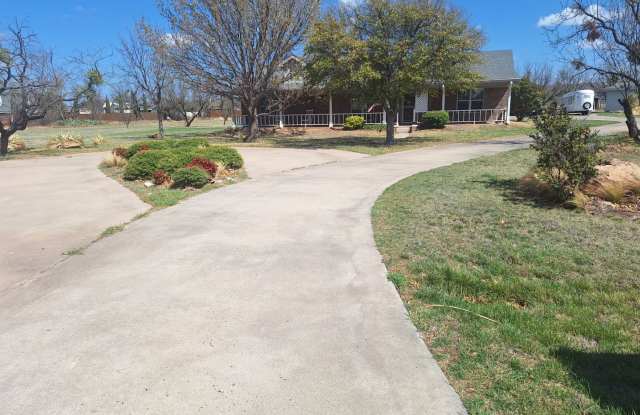 Wonderful home on 1.6 Acres!
