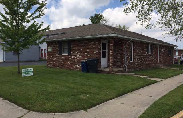 Bev House - 4 bedroom, 1.5 bath house - NOW LEASING FOR 2023-2024! - 729 4th Street, Bowling Green, OH 43402