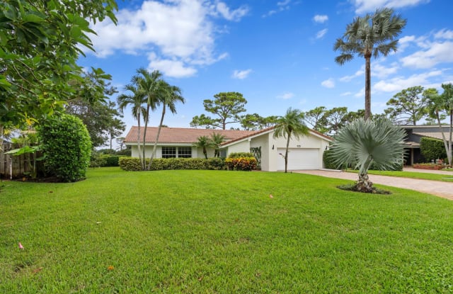 925 Foxpointe Circle - 925 Foxpointe Circle, Delray Beach, FL 33445