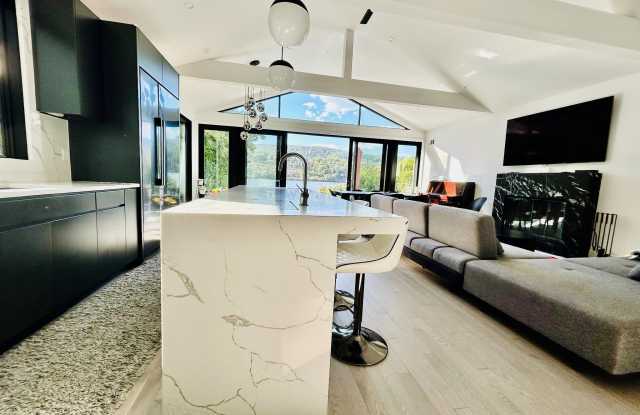 12 Hudson River Lane