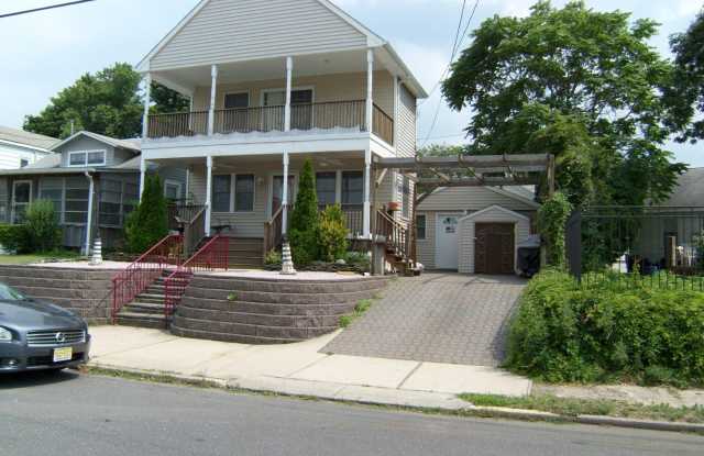 Photo of 327 New Bedford Road unit: Front