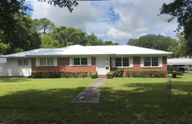 802 WHITE AVE - 802 White Ave SE, Live Oak, FL 32064