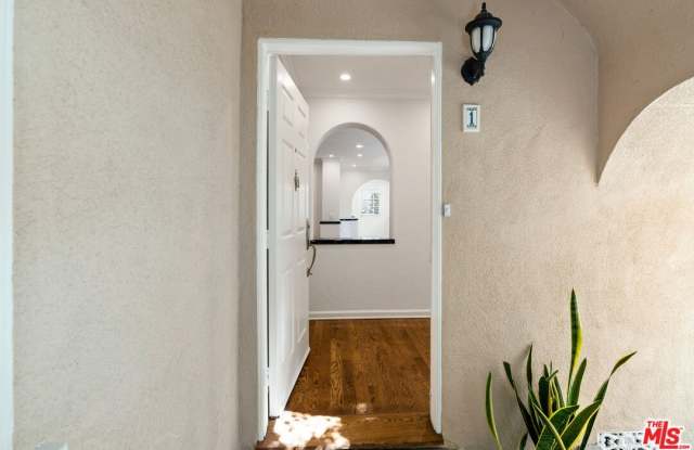 Photo of 910 N Alfred St unit: 1