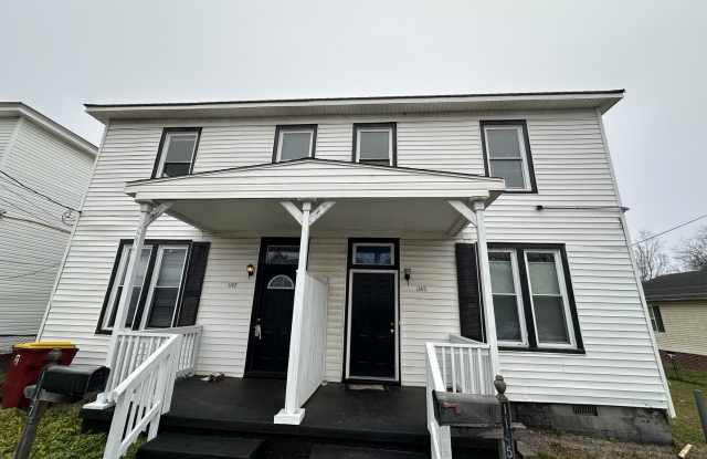 Like New Spacious Petersburg 3 bed 2 bath unit available immediately!