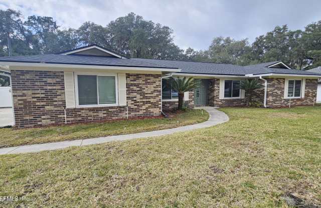 912 FRUITWOOD Drive