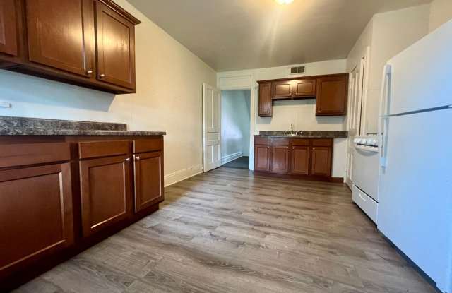 Large 3 BR in South Oakland! Covered Balcony! Close to Campus!
