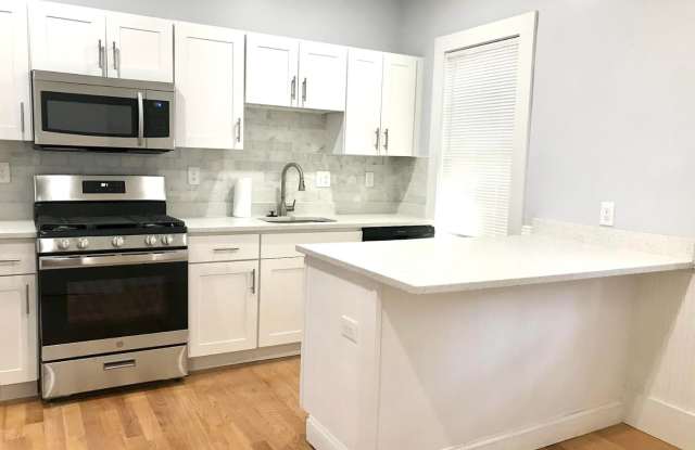 Spacious 4 Bed / 2 Bath in South Boston – W/D in Unit – 1300 Sq Ft – 9/1