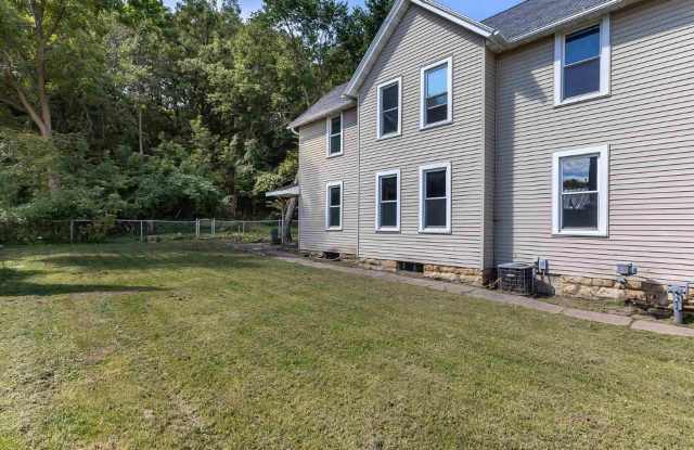 Photo of Charming 3-bedroom 1-bathroom single family house rental with a fenced in yard