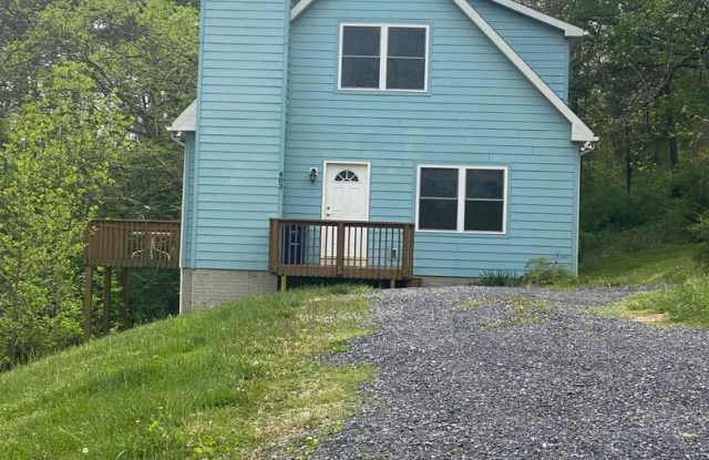 4BR, 2.5 Ba home on Honeysuckle Hill in town