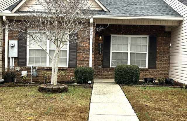 Photo of 1303 Autumn Ln SW