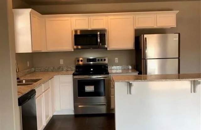 Beautiful Condo At Great Location!!!