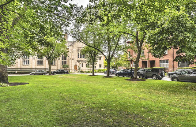 858 W Chalmers Place