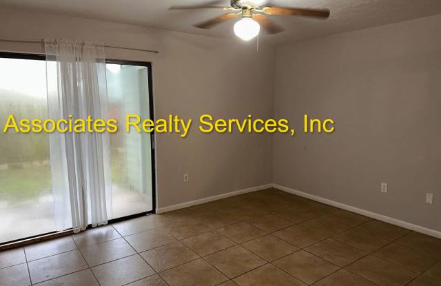 2 Br/ 2.5 ba, Close to UF  shopping- TWO WEEKS FREE RENT!! - 2133 Southwest 39th Way, Gainesville, FL 32607