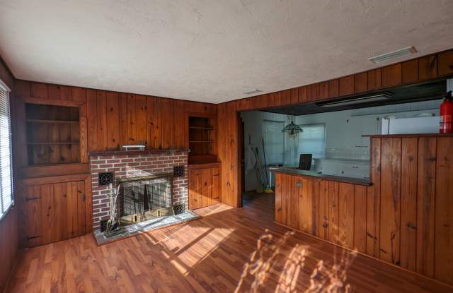 Lovely 2/1 home with beautiful natural wood interior