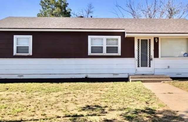Photo of Welcoming 3‑Bed Retreat in Lamesa – Comfort Meets Classic Charm!