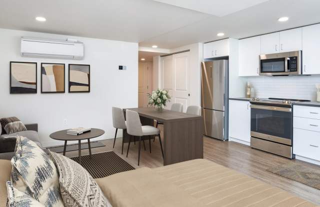 Photo of Metro on First