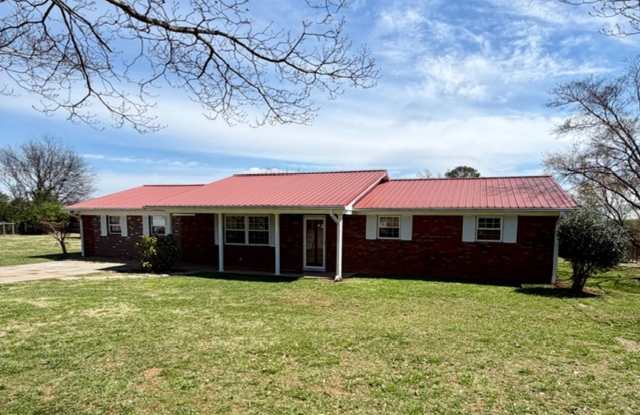 Seymour 37865 - One-level brick home with 3 bedrooms, 2 baths & bonus room - Call Linda Meese (865) 591-6004