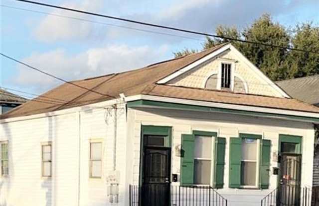 2 bedroom 2441 N Robertson St.