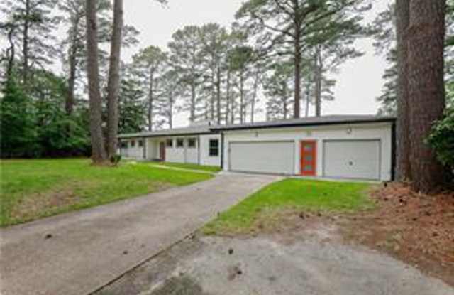 4 BED/3 BATH LOCATED IN A WATERFRONT COMMUNITY!