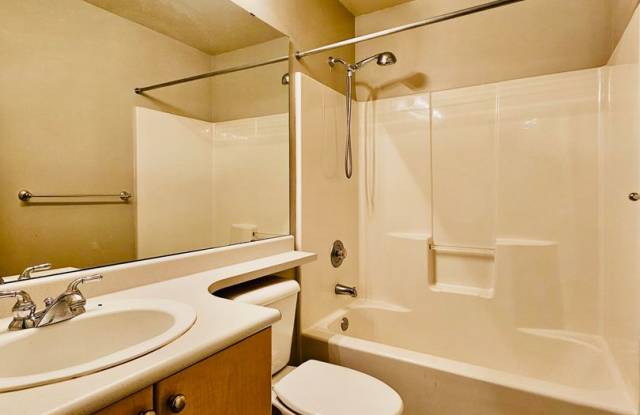 Beautiful 4-Bedroom End-Unit Townhome in Prime Bellevue Location