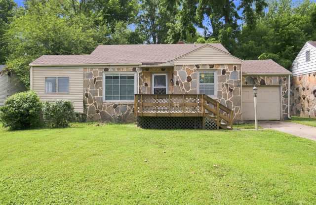 3 bedroom | 1 bathroom | 1 car garage | Close to campuses & Rountree | Pets welcome!