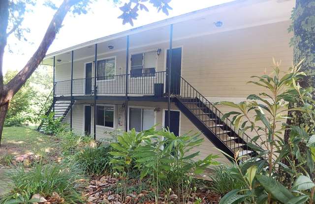 WALKABLE 2/1 TWN w/ New Carpets & Washer/Dryer! Close to Downtown! $1075/month Avail NOW!