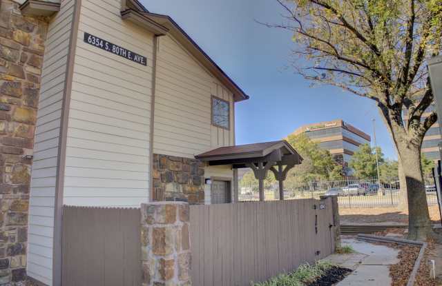 Clean Corner Unit In Shadow Mountain!