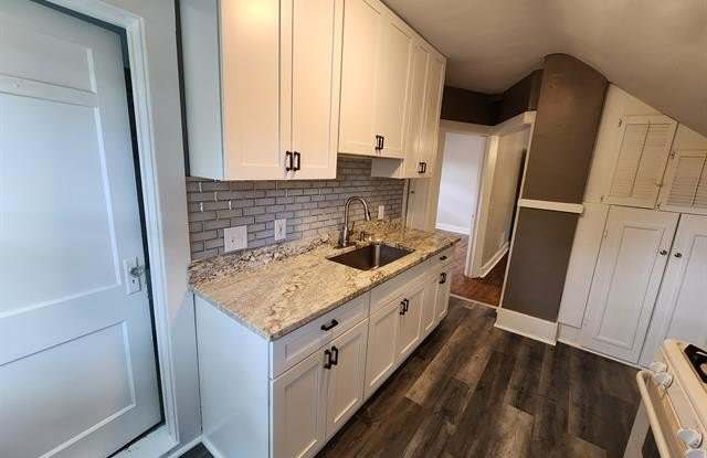 703 W MARSHALL (UPPER UNIT)