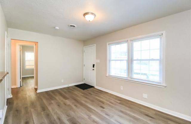 1105 S Locust Commons