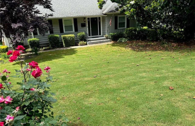 976 LINDRIDGE Drive NE