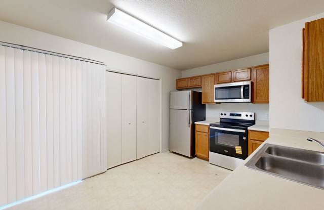 2 BEDROOMS TOWNHOUSE STYLE WITH NEW STAINLESS STEEL APPLIANCES!!!!