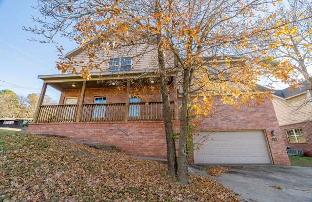 Four Bedroom Home Walking Distance to UofA! Lawn Care Included! AVAILABLE IN JULY!!!!!